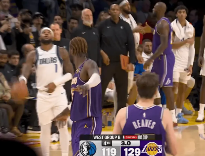 NBA杯赛，湖人129-119战胜独行侠。
美媒晒出视频：詹姆斯终场哨响之前找到