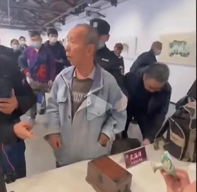国宝帮们真的是深藏不露，连他们的衣服都是真正的大开门，都包浆了，我觉得比他们手里