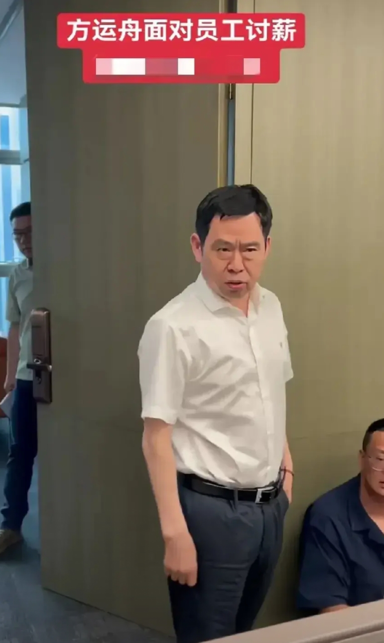 今天哪吒汽车创始人、董事长方运舟的视频又火了一把！

离职员工上门讨薪，在会议室