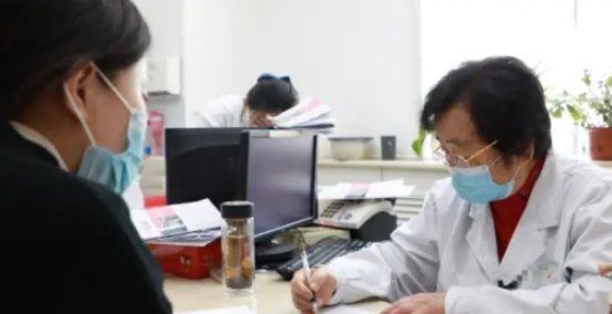 有个姑娘，婚前告知男友她患有多囊。在公婆压力下，来到医院确认一下多囊的程度。结果