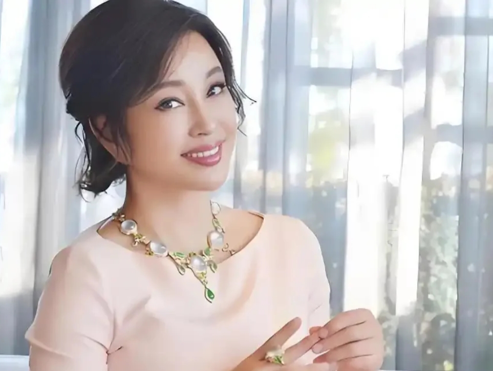主持人问刘晓庆:“你最欣赏男人的地方是什么？”刘晓庆说:“男人只有个体，没有群体