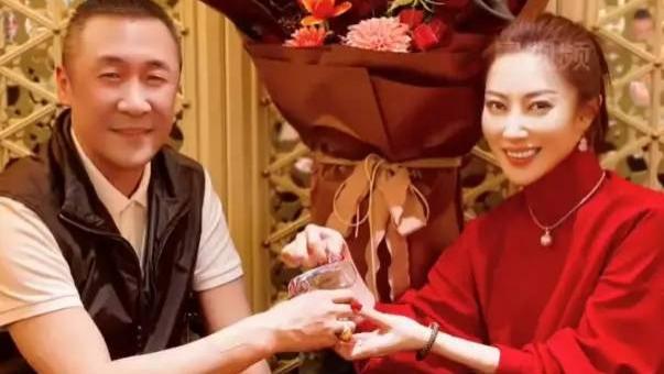 殷旭章子男瓷婚快乐！全家福藏3大亮点，章子怡缺席引热议