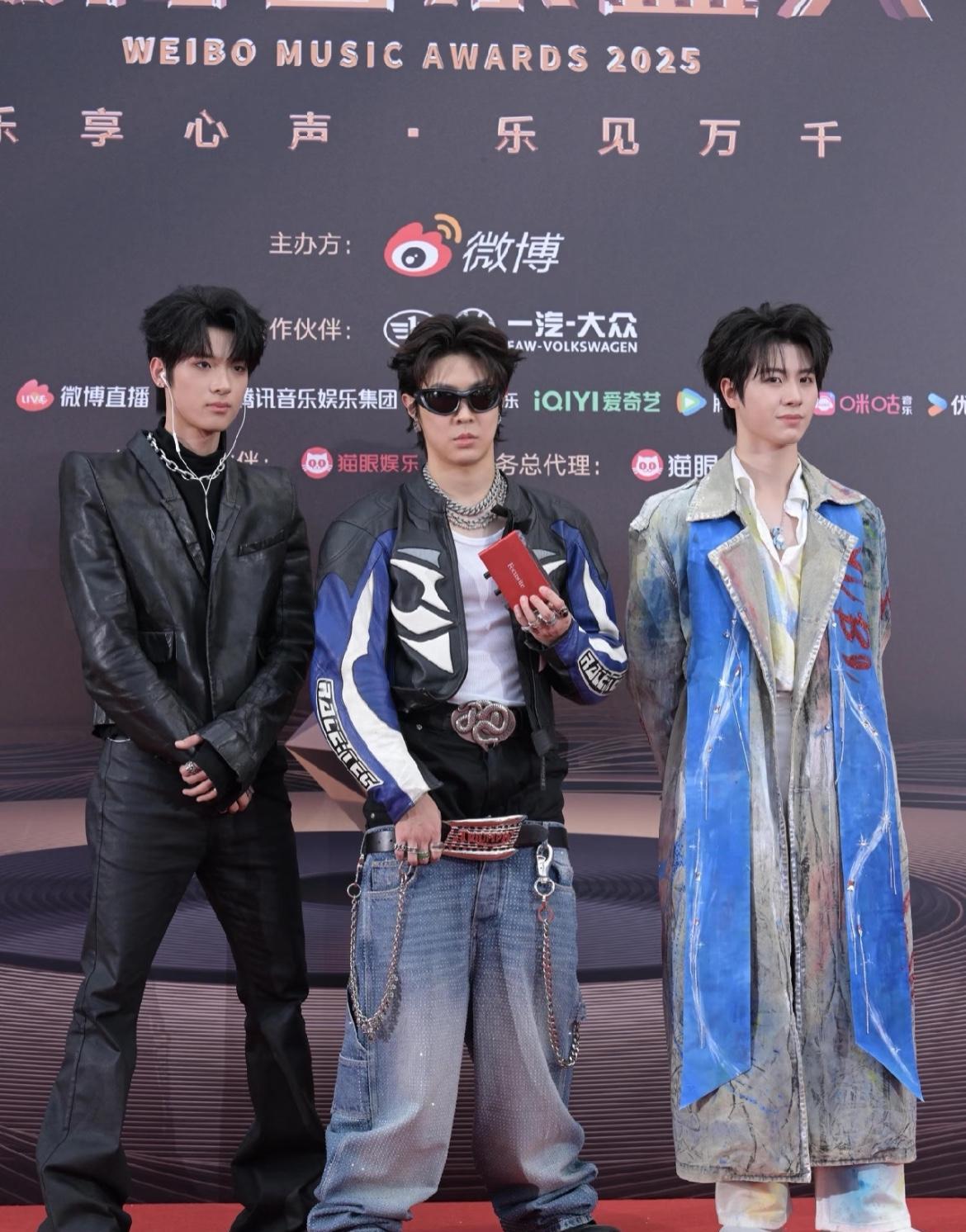突然发现他们比例都好差[笑哭]大头55分…
那腰带.那项链.那裤子.那。。。我非