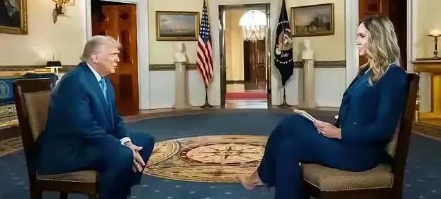 据说，这张图片记录的是美国总统特朗普，在接受美国某媒体记者采访时的真实场景。
