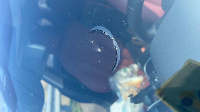 前档玻璃这种情况怎么办
前档风玻璃被高速上石子打碎，是修复还是更换，麻烦马友给点