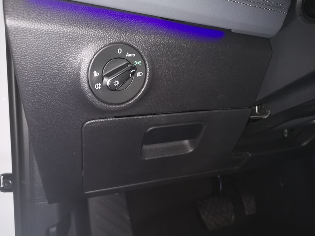 速腾晚上行车开什么灯
各位老师，晚上行车开auto还是近光灯呀