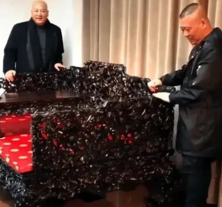 有一次，郭德纲去迟重瑞的家里采访时，在客厅看到一把雕刻得十分精致的椅子，郭德纲顺