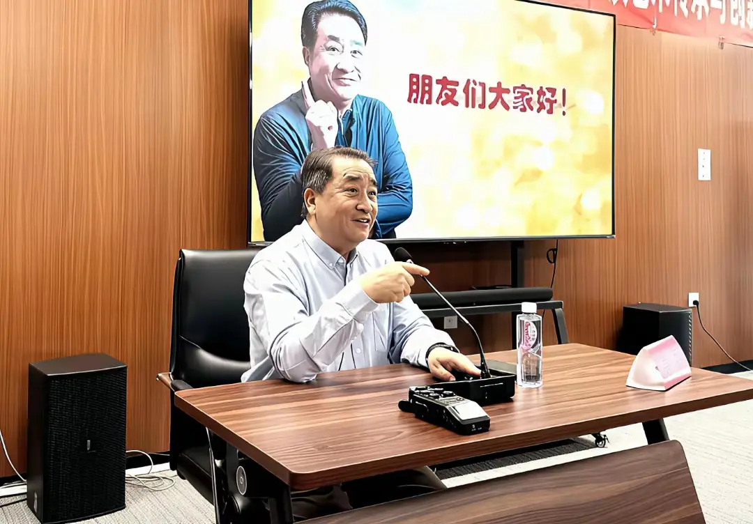 曲艺家姜昆在中国传媒大学讲课！
