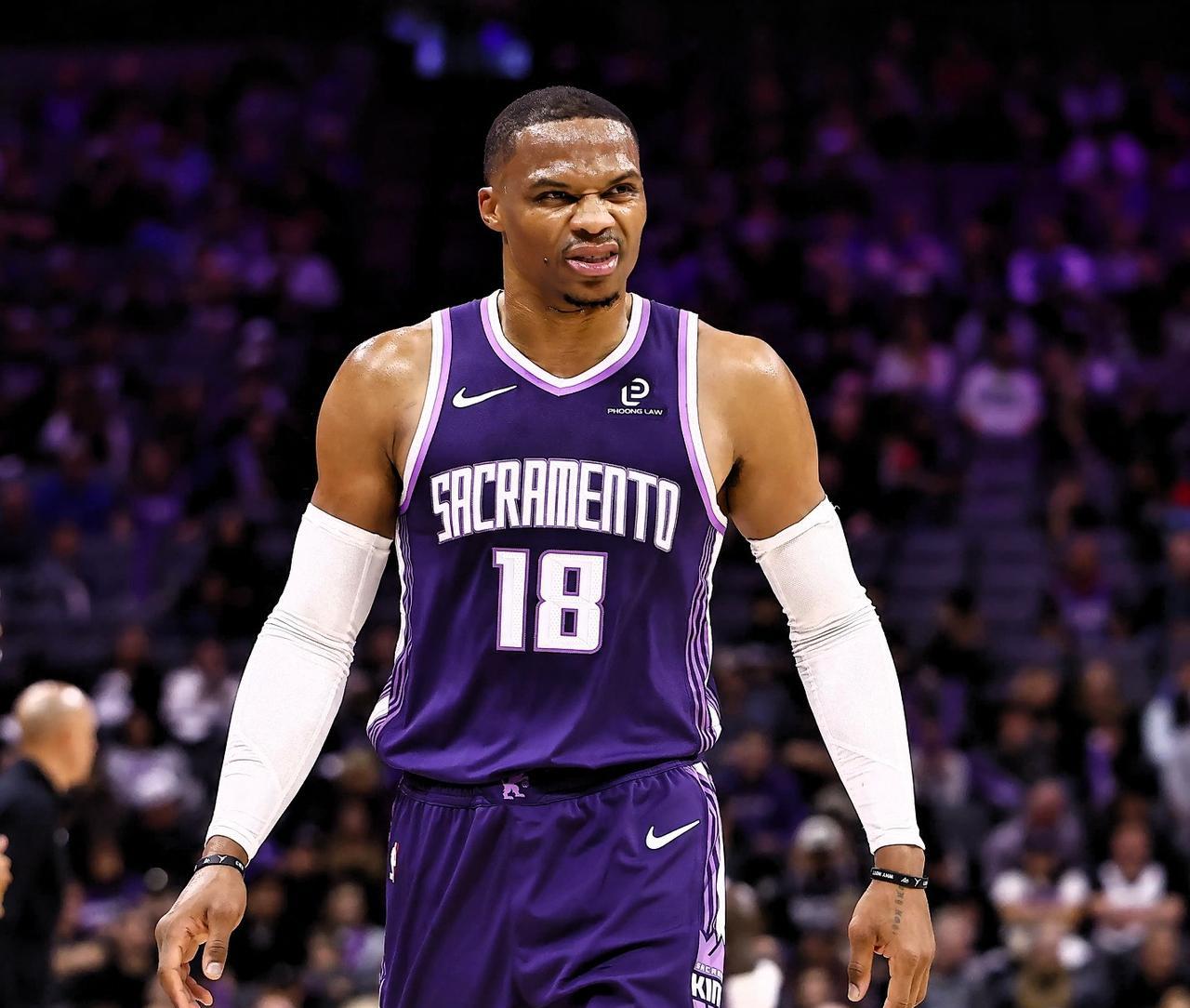 国王主帅终于开窍了，威少又首发了！
据名记Haynes赛前报道，国王今日会让威少