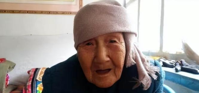 1928年，一红军战士被敌人追捕时，被好心农妇藏在家中。然而，听到敌人悬赏200