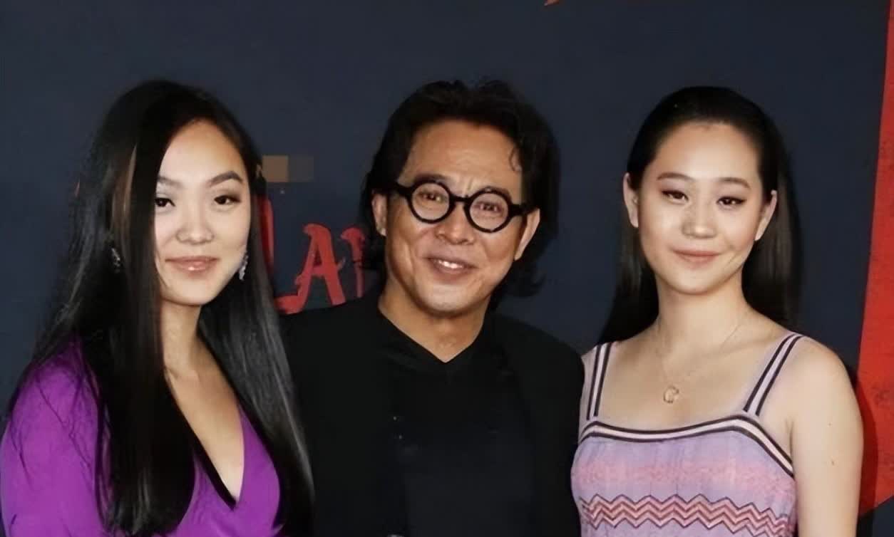 一代巨星李连杰肉眼可见的衰老了，和女儿的合影中，他就像一个慈祥的小老头，如果不是