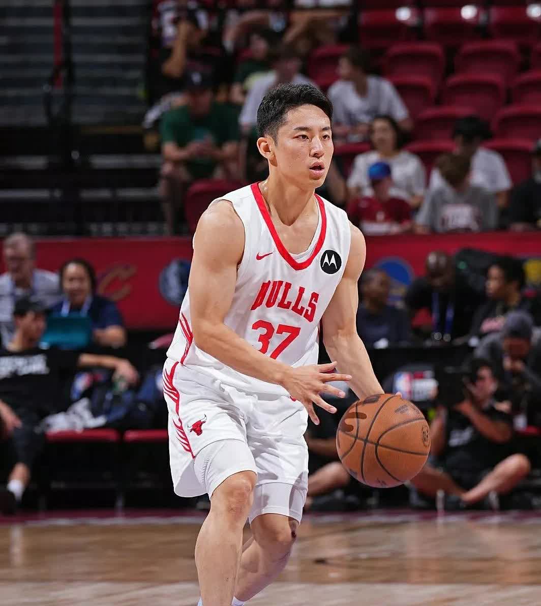 不是徐杰！
也不是胡明轩！
男篮亚洲杯能防住河村勇辉也就两个人，赵继伟和高诗