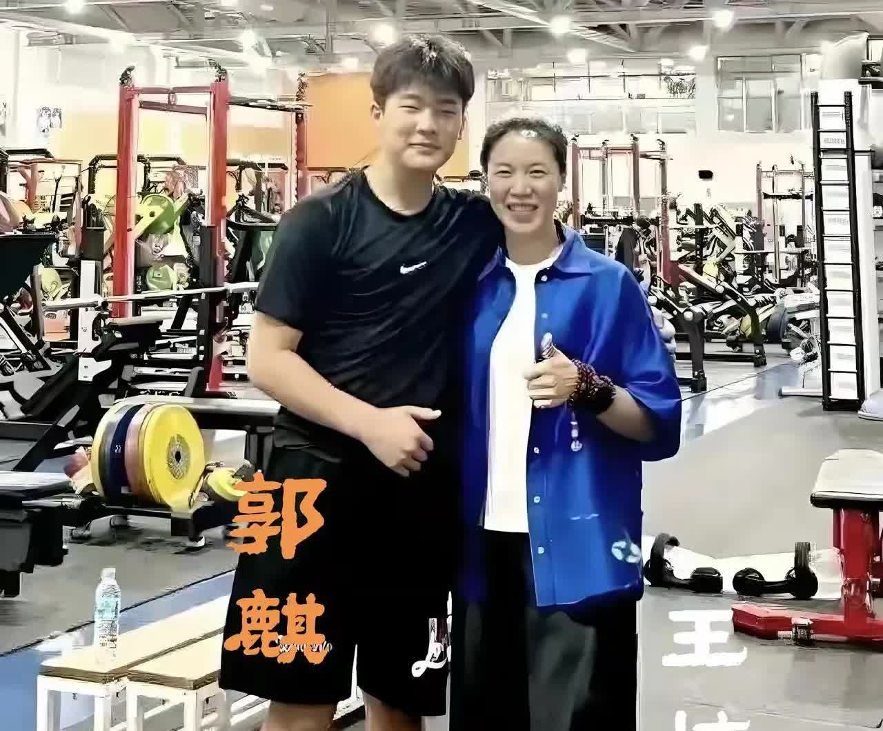这是王楠与儿子郭麒在健身房的合影，现在的郭麒可以用高大威猛来形容，目测身高至少是