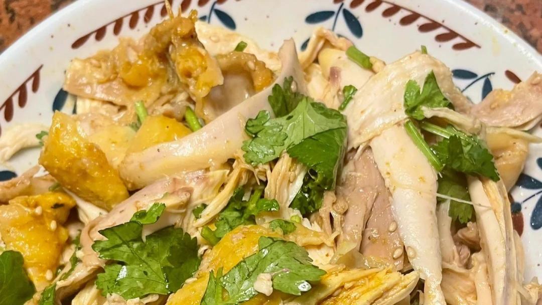 皮脆肉嫩、咸香多汁的盐焗手撕鸡，酸爽滑嫩超过瘾！