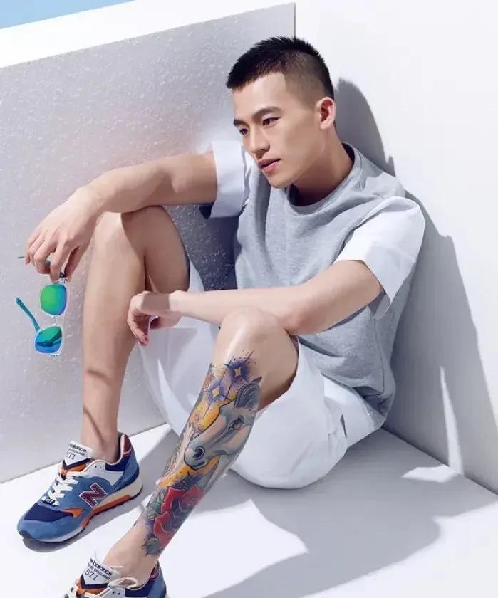 知道大夏天的，封大脚为什么包裹得那么严实吗？不露胳膊不露腿不露脖子不露上身，你看