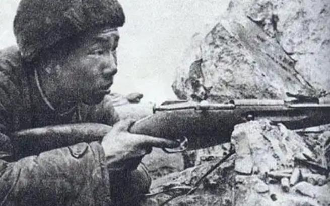 1953年，美国顶级狙击手艾克上校在一次射击中打中了一名志愿军战士，让其掉进了壕