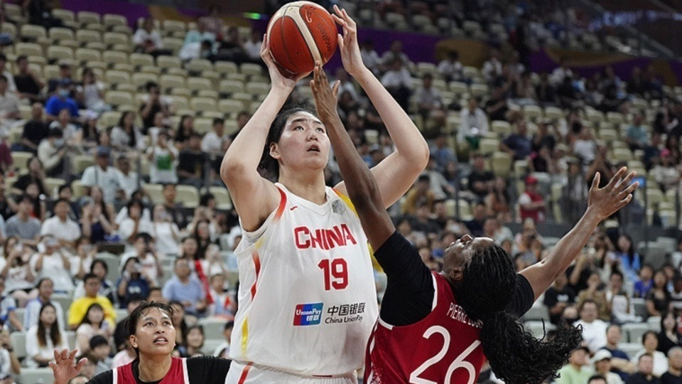 李梦换苹果最新款手机，时隔10天更新社媒，真有点为难宫鲁鸣了！