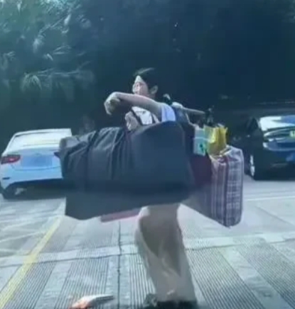 广西桂林挑行李回家的女同学找到了，原来是她！
高考结束后，冲出考场的那一刻，有哭