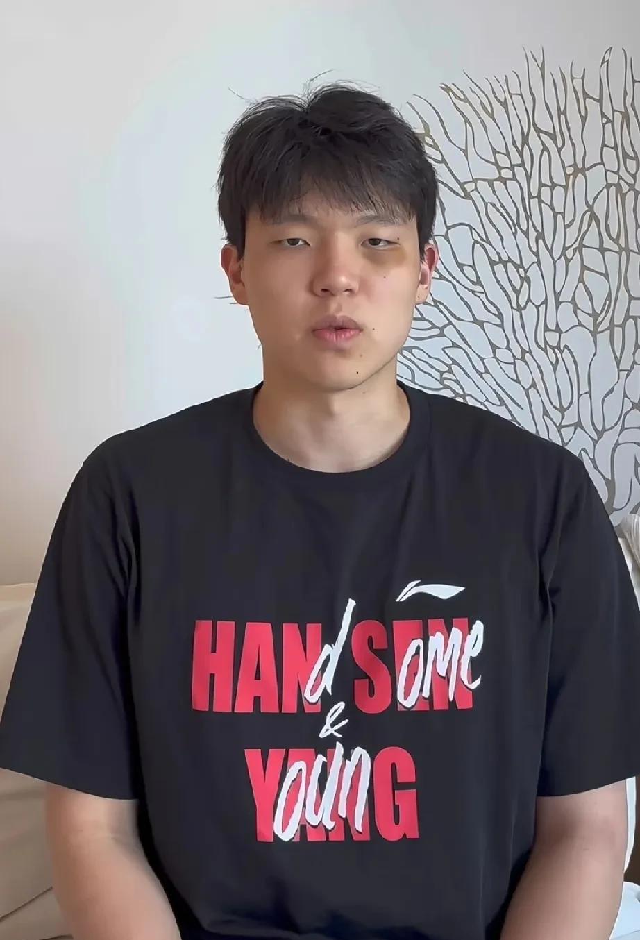 杨瀚森不是说NBA赛场比CBA赛场文明多了吗？怎么变成独眼熊猫了？
近日杨瀚森在