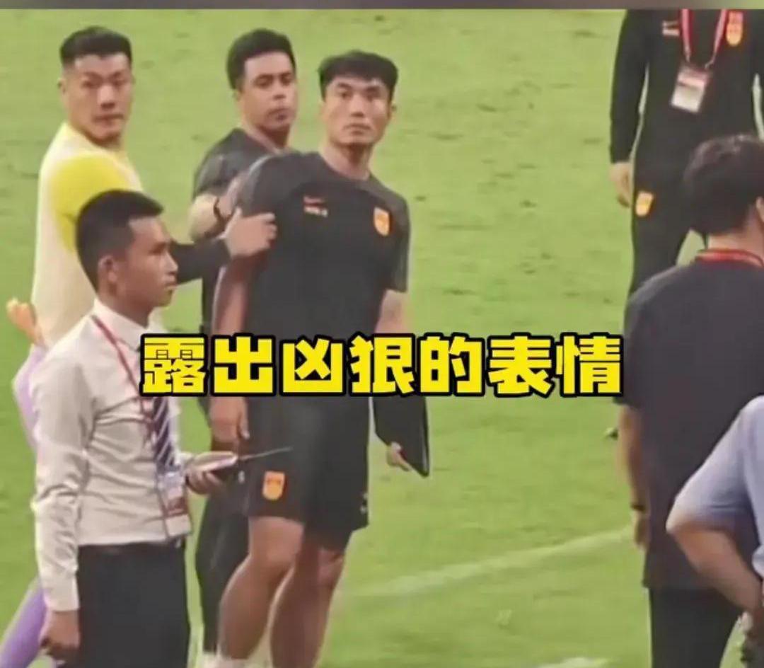 他那形象早就在球迷心里扎了根，说好听是“有争议”，说直白就是让人犯膈应！
要知道