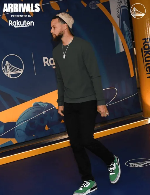 NBA杯小组赛，勇士将主场迎战开拓者。
勇士官媒更新了动态，晒出入场照与球迷分享