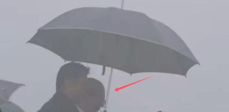 具俊晔祭拜大S亡妻











什么？具俊晔每天给亡妻上三炷香？他竟然