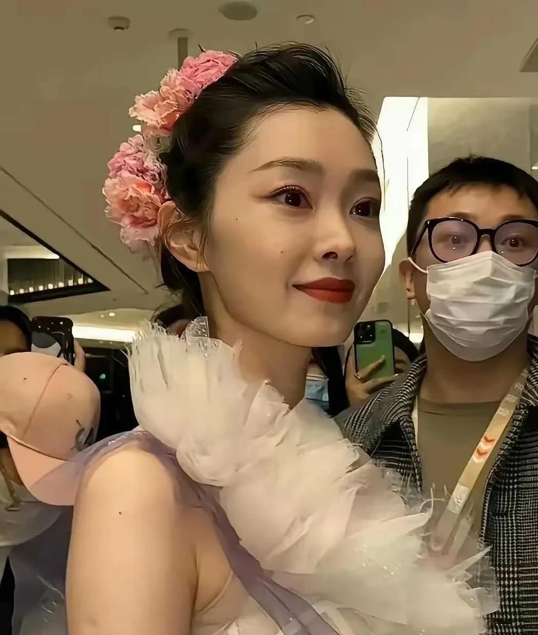 宋轶长得确实很美，侧脸都特别美丽，有人说宋轶长得土气，但是她也很端庄。