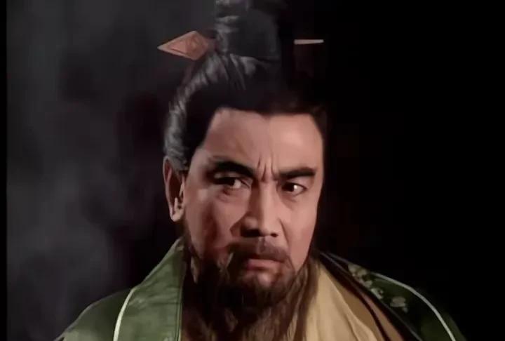 曹操兑现了自己一生只做汉臣的承诺。其实曹操一家对汉献帝也是不错了，曹操把几个女儿