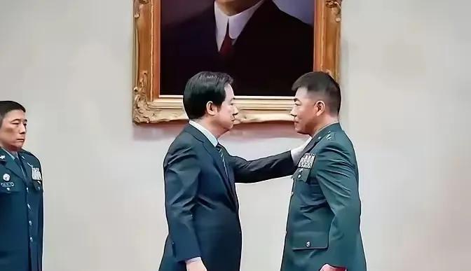 赖清德开始收买“军心”了～
以为给蛙军将领升官加薪就可以高枕无忧了？
那些被升职