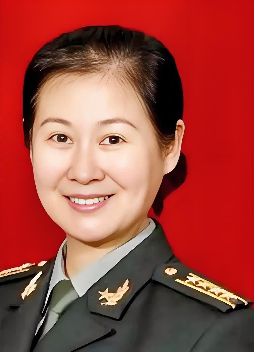 演员黄晓娟的家庭关系如下
一、父母：父亲是煤矿工程师，母亲曾为小学教师，后任阜