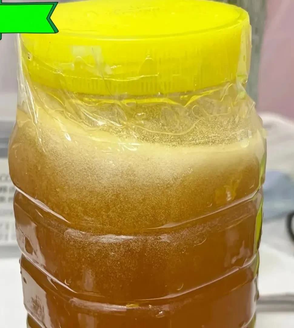 云南，一名女子的同事向她推荐说，她家里的老人养蜜蜂，产的蜂蜜非常纯正。女子心中一