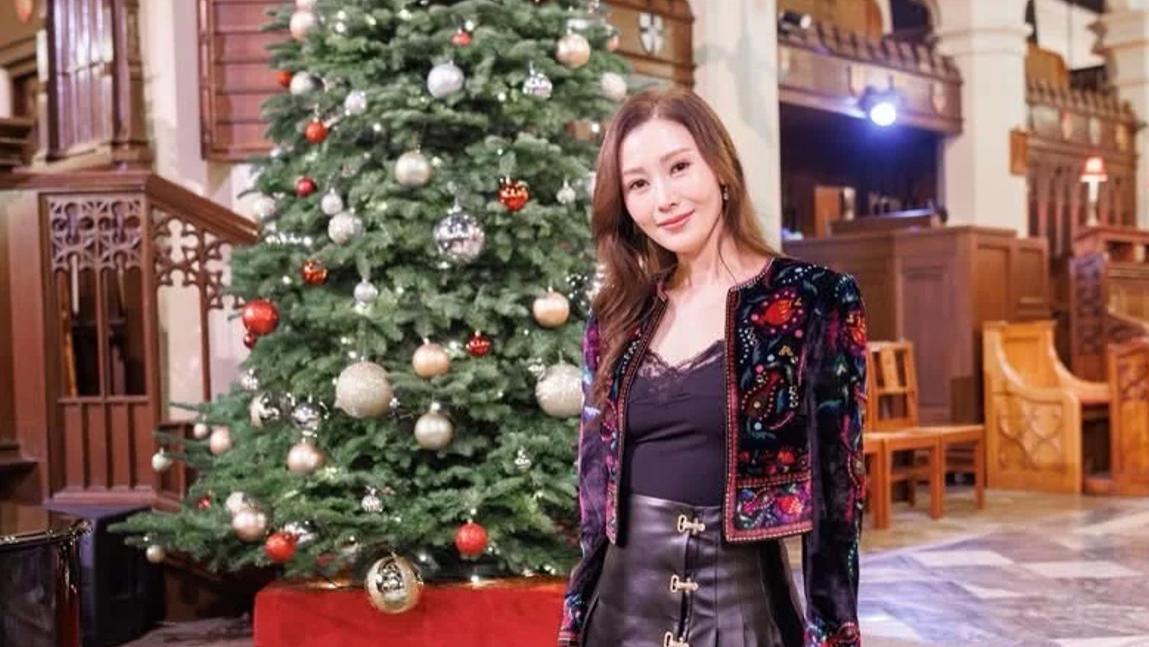 李嘉欣晒圣诞节照片：黑色皮裙显成熟，教堂朗读圣诗很温柔