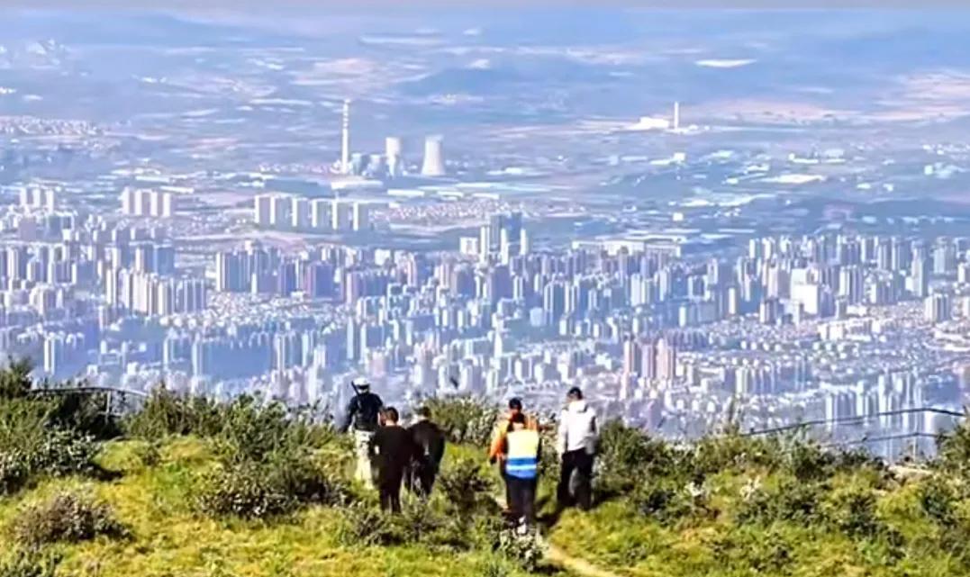 图一是站在太行山上俯瞰河南林州城市景象；图二是站在河南林州市仰望巍巍太行！#林州