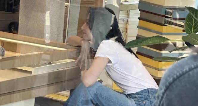 连董洁都跑去开服装店了，这年头娱乐圈这么难混的吗？

知道明星都想要做副业挣
