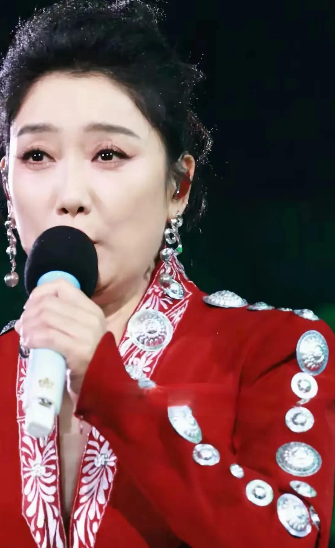 杨魏玲花，这位出生于内蒙古的歌手，今年44岁了，脸型圆润饱满，体态丰腴，越老越有