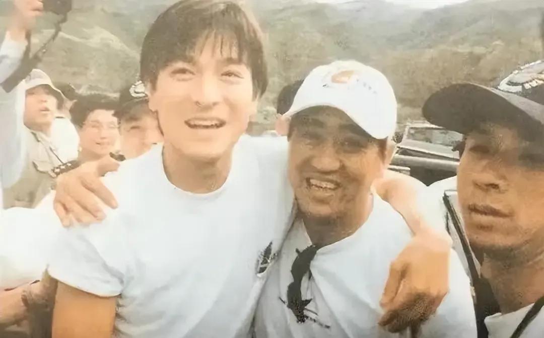 2003年，"亚洲飞人"柯受良猝逝，刘德华当场承诺抚养其子女。20年过去，华仔始