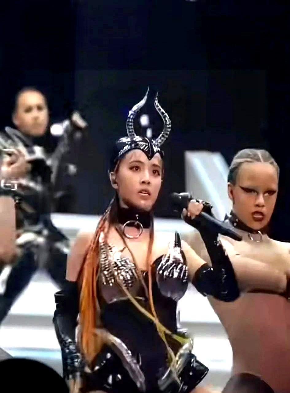 蔡依林露成这样，难道是新潮？
现在女明星们出席活动真是越来越敢穿了，露肩露背露腰