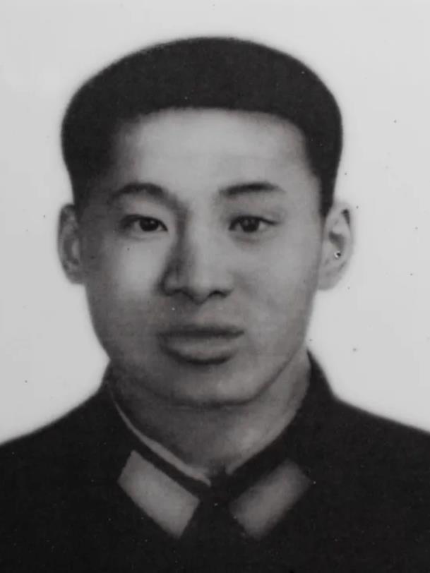 1979年，612高地上，17岁战士吴建国身中8弹，倒在地上。一个越军军官想夺走
