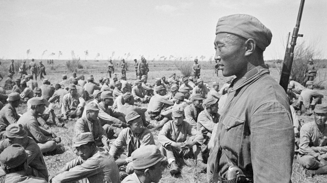 1939年，苏日哈拉欣河战役中，一大堆日军被俘，横七竖八坐卧在草地上，由一名蒙古