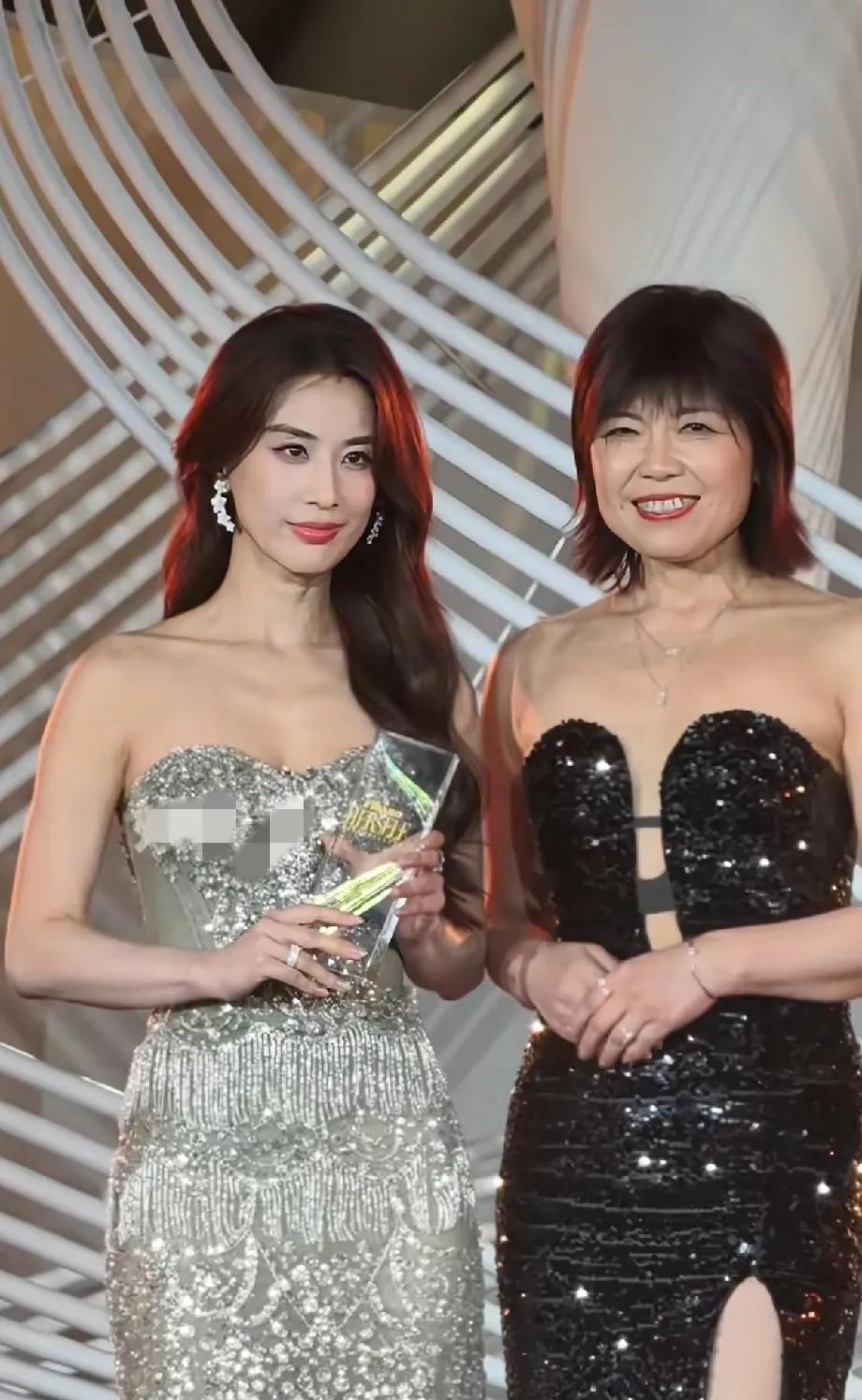 咋觉得黄圣依离婚后面相都变了，自信美丽大气啊，天啊。#夏日生活打卡季#她要是不上