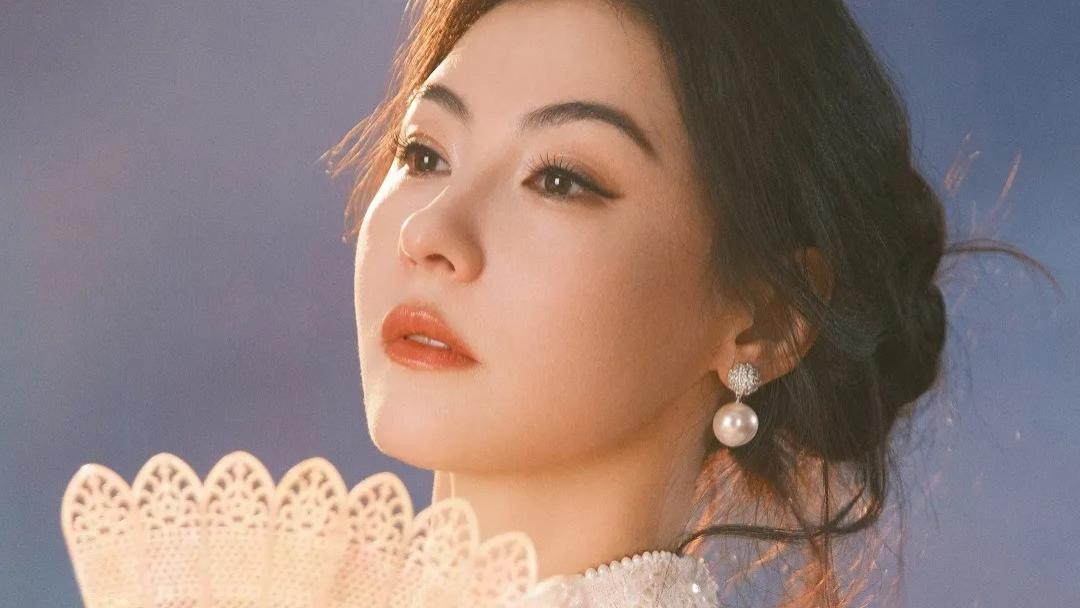 张柏芝又美出新高度，珍珠新中式温婉典雅，真的是岁月从不败美人