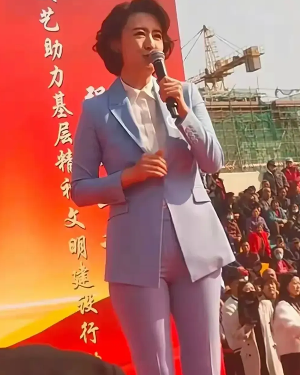 央视主持人张蕾，愤怒回应。

事发河北固安，张蕾受邀主持一场活动，当天穿了一身青