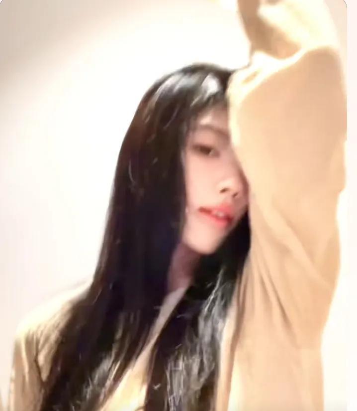 鞠婧祎最新手势舞灵动上线。镜头前，她甜美的脸庞始终带着清新笑容，眼神明亮，活力满