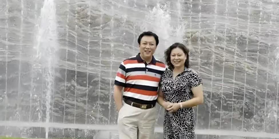 73岁唐国强夫妇恩爱亮相，妻子大气优雅颜值高，夫妻相十足！