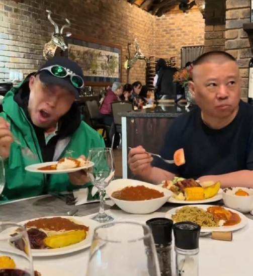 估计也只有烧饼敢跟郭德纲如此吃法。在南非商演，烧饼跟师父品尝美食恩希玛表情夸张，