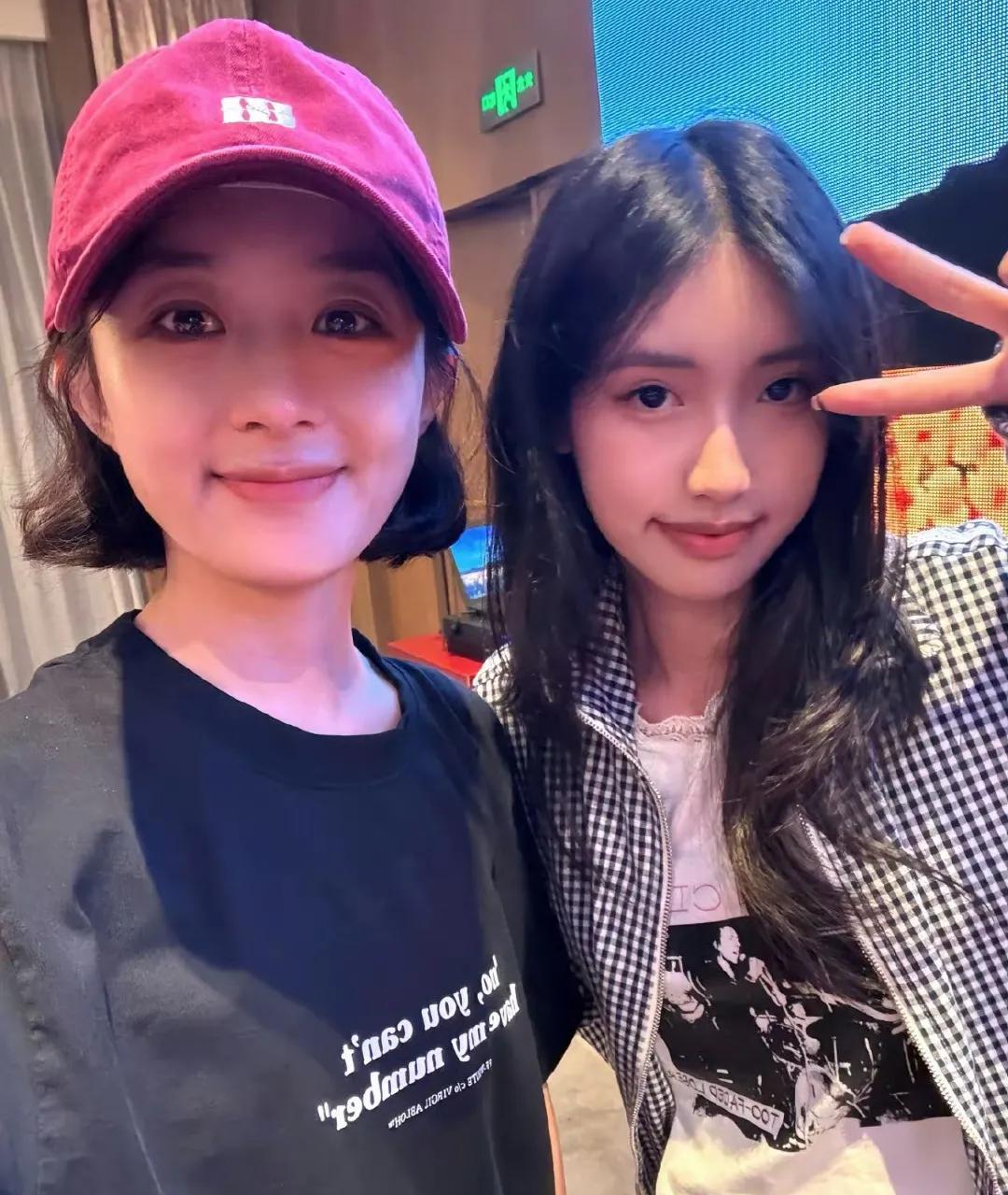 冯小刚养女变化好大呀！
冯小刚女儿徐朵和赵丽颖合影曝光，两人都是大美女，好养眼。