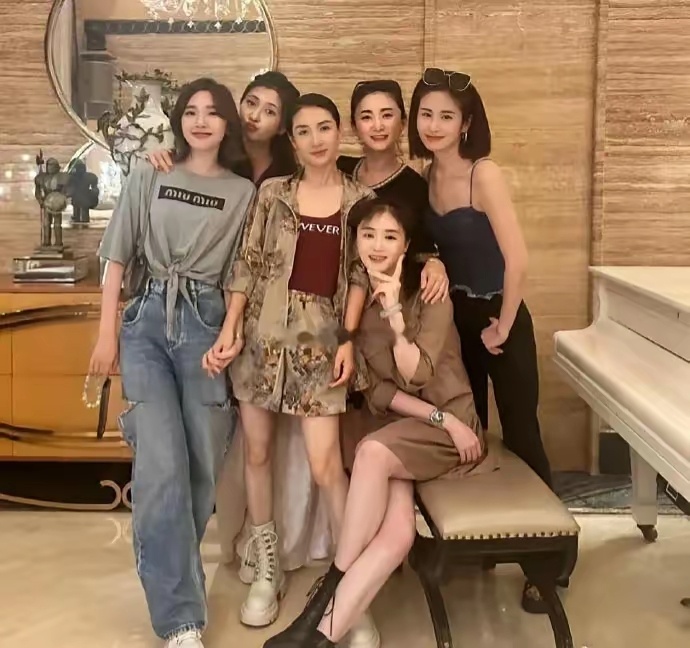 《甄嬛传》剧组重聚，颖儿居然是最漂亮的，她的脸好像没变化。
