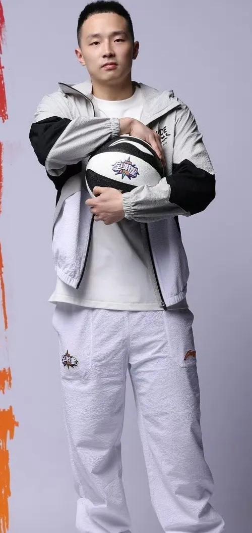 青岛国信据说签下了王奕博，正值球技巅峰的球员，山东高速男篮似乎只能引进一些老弱病