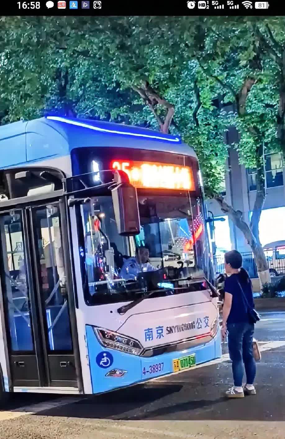 “谁给你的勇气？”江苏南京，公交车离开站台在等红绿灯，女子跑过来要求司机开门未果