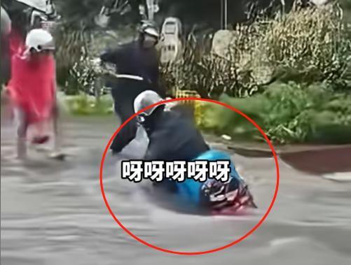 “好心酸！”
成都暴雨中一外卖小哥拼命地拉，
依然没能保住自己营生的“配送车”！